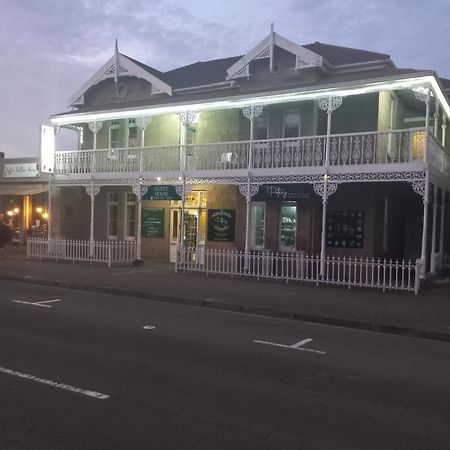 Green Door Guesthouse موسيلباي المظهر الخارجي الصورة