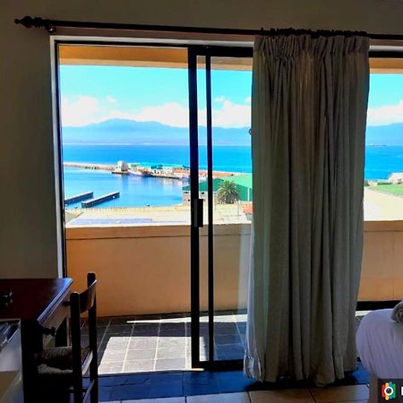 Green Door Guesthouse موسيلباي المظهر الخارجي الصورة