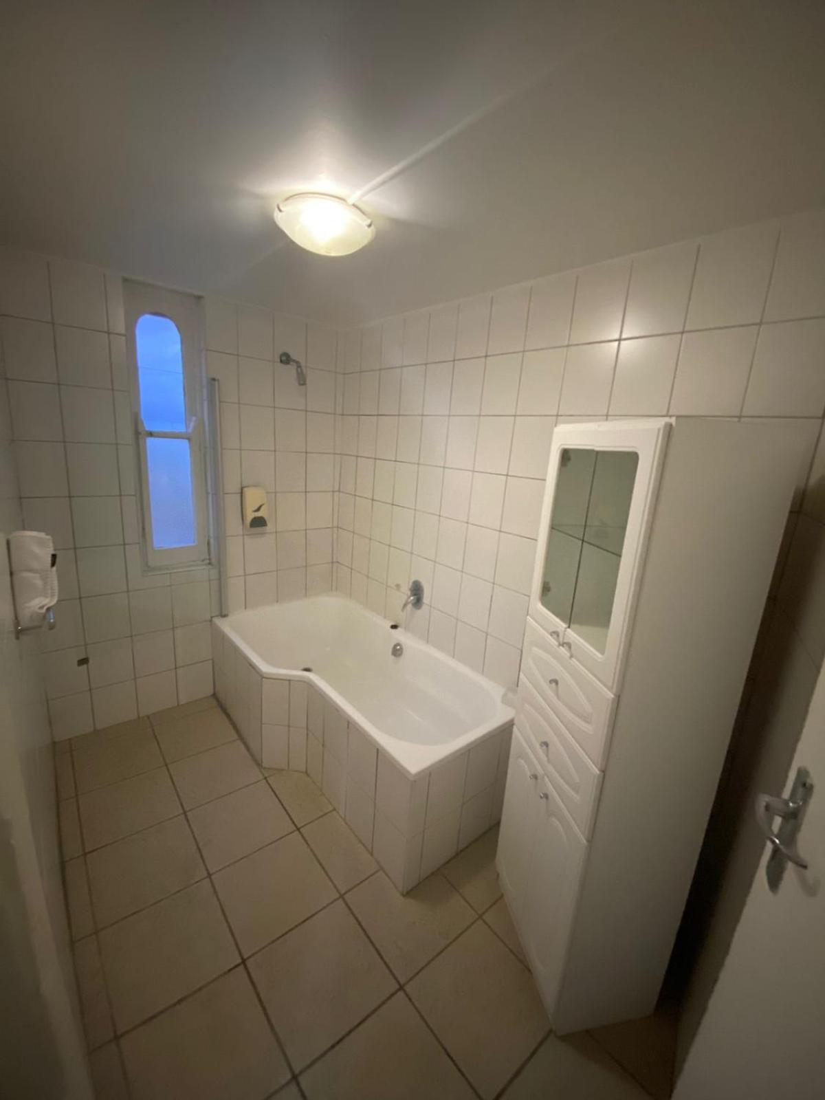 Green Door Guesthouse موسيلباي الغرفة الصورة