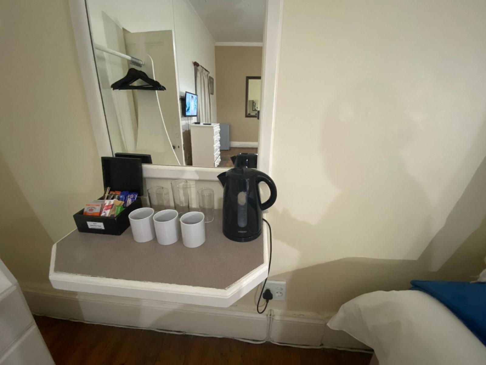 Green Door Guesthouse موسيلباي الغرفة الصورة