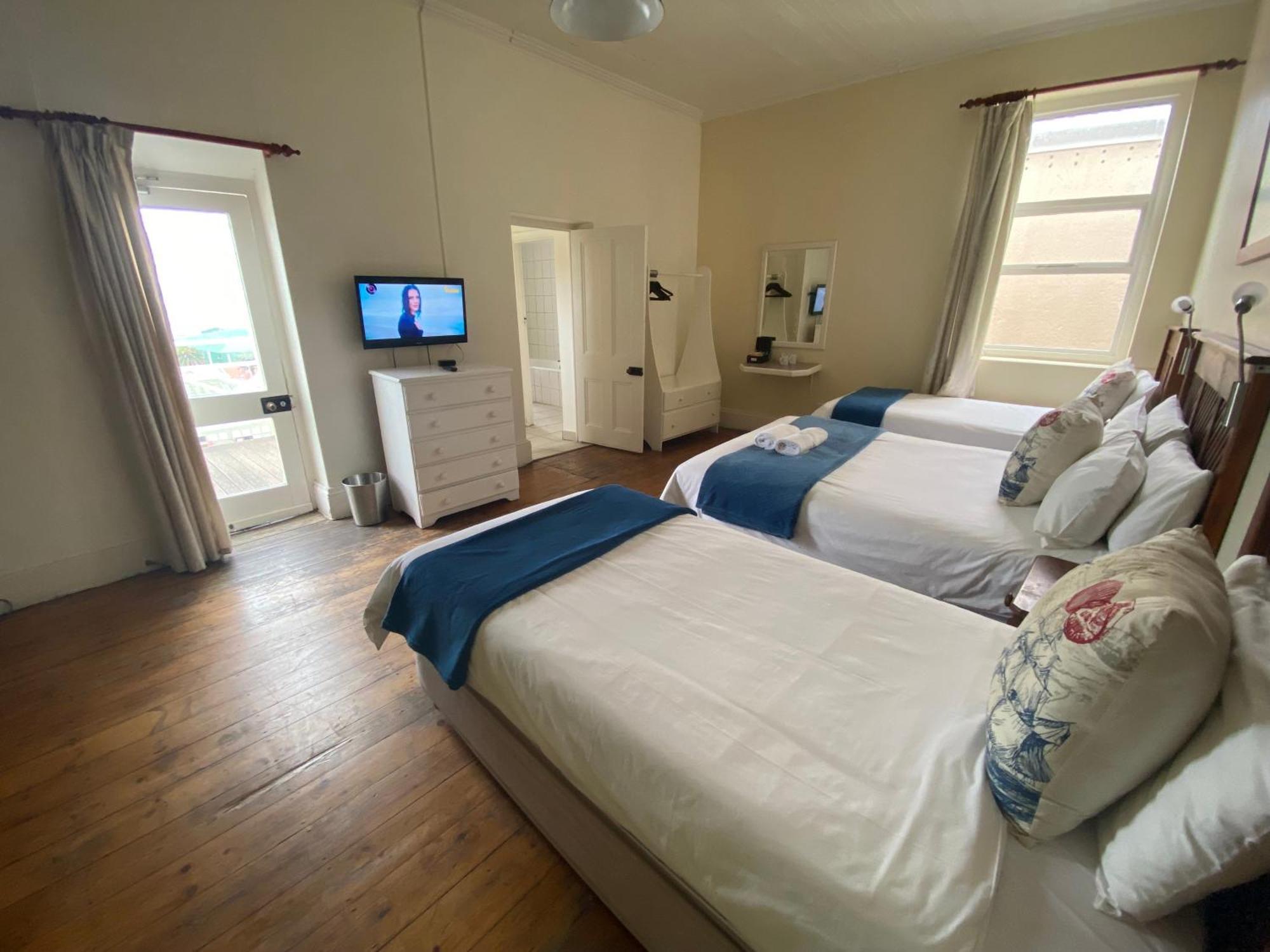 Green Door Guesthouse موسيلباي الغرفة الصورة