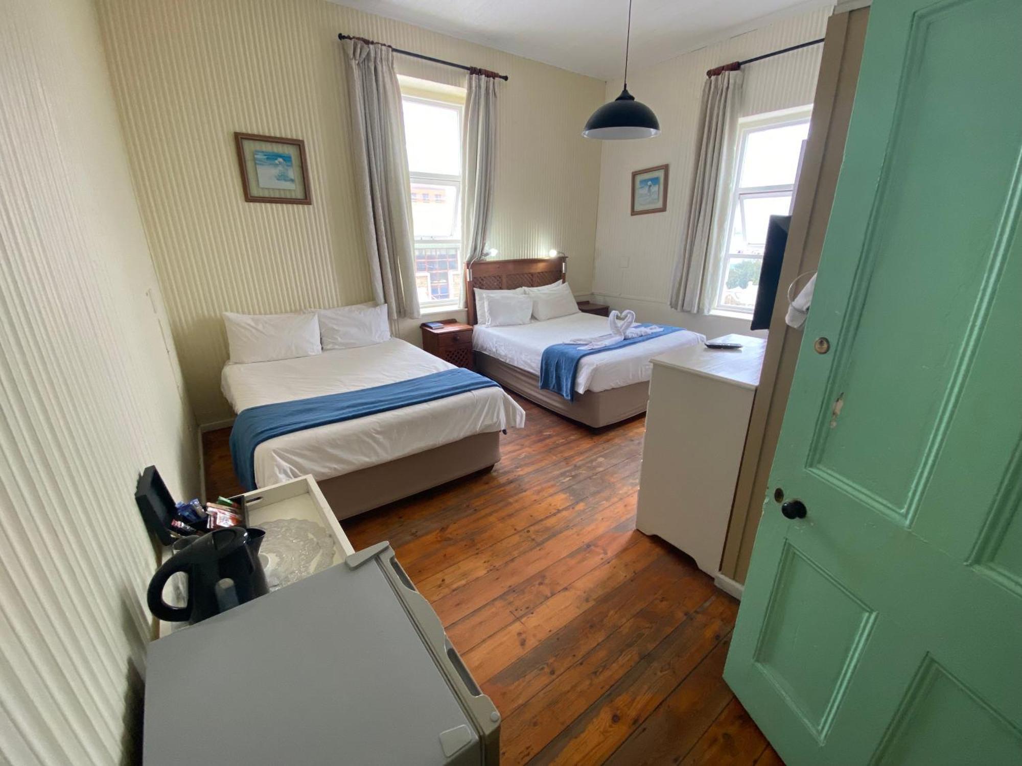 Green Door Guesthouse موسيلباي الغرفة الصورة