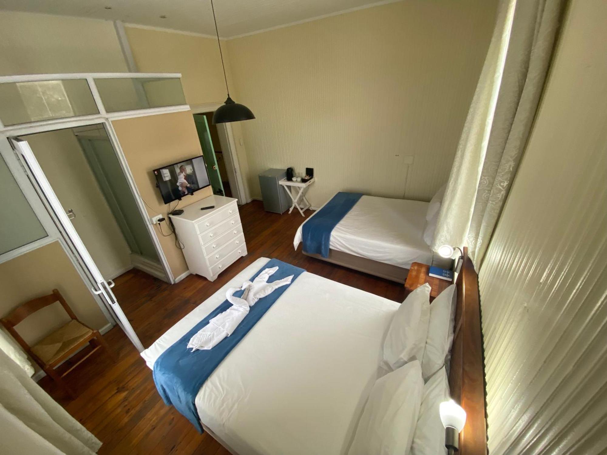 Green Door Guesthouse موسيلباي الغرفة الصورة