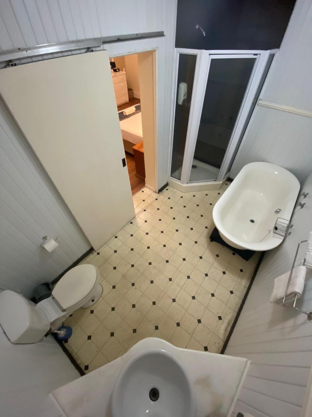 Green Door Guesthouse موسيلباي الغرفة الصورة
