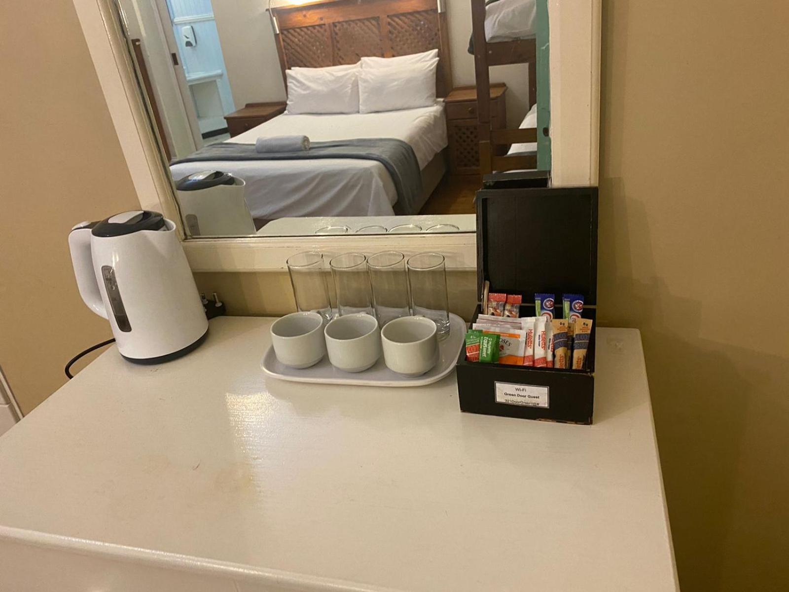 Green Door Guesthouse موسيلباي الغرفة الصورة