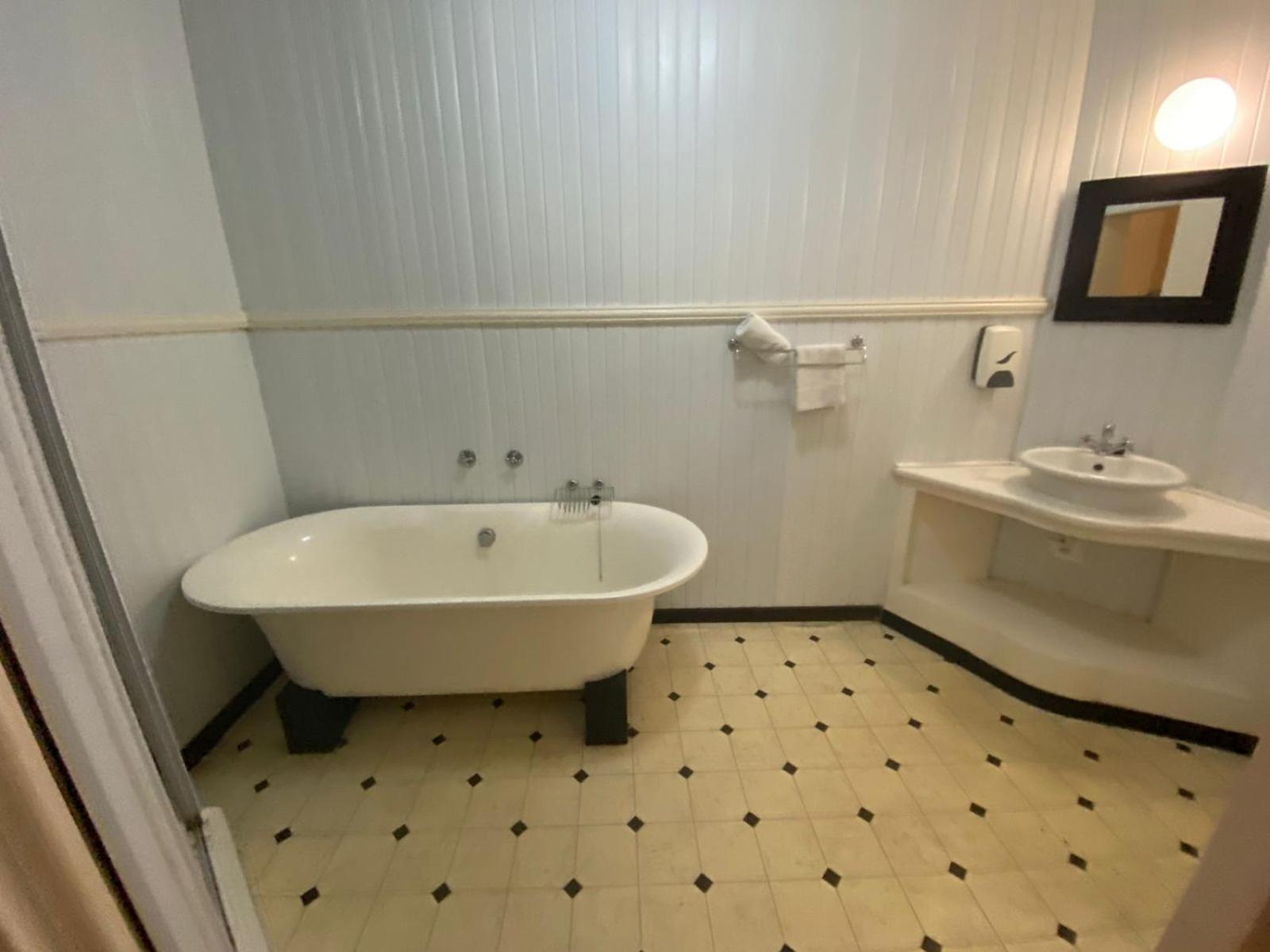 Green Door Guesthouse موسيلباي الغرفة الصورة