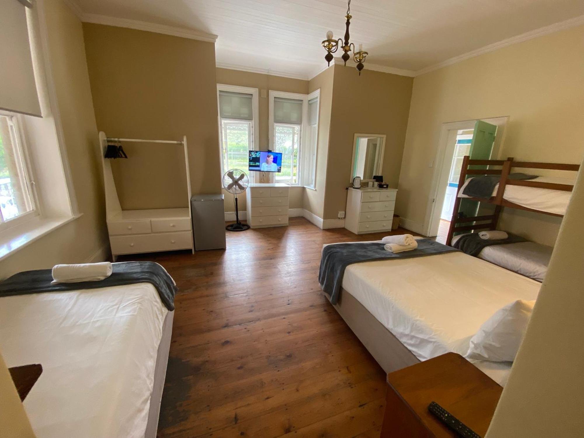 Green Door Guesthouse موسيلباي الغرفة الصورة