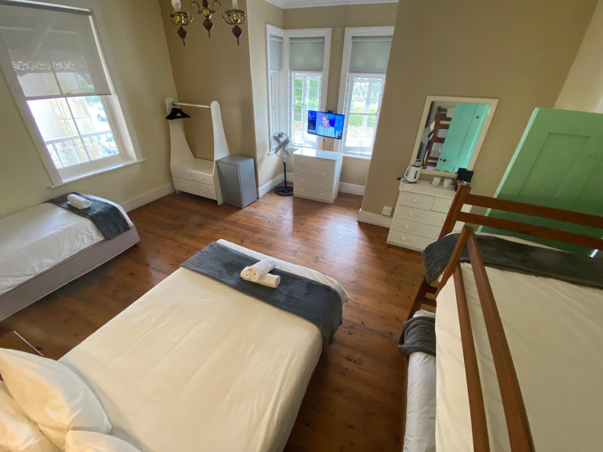 Green Door Guesthouse موسيلباي الغرفة الصورة
