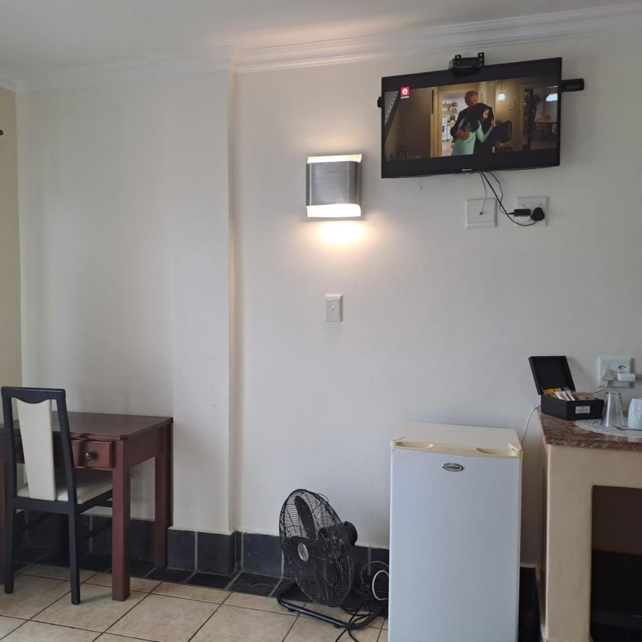 Green Door Guesthouse موسيلباي الغرفة الصورة