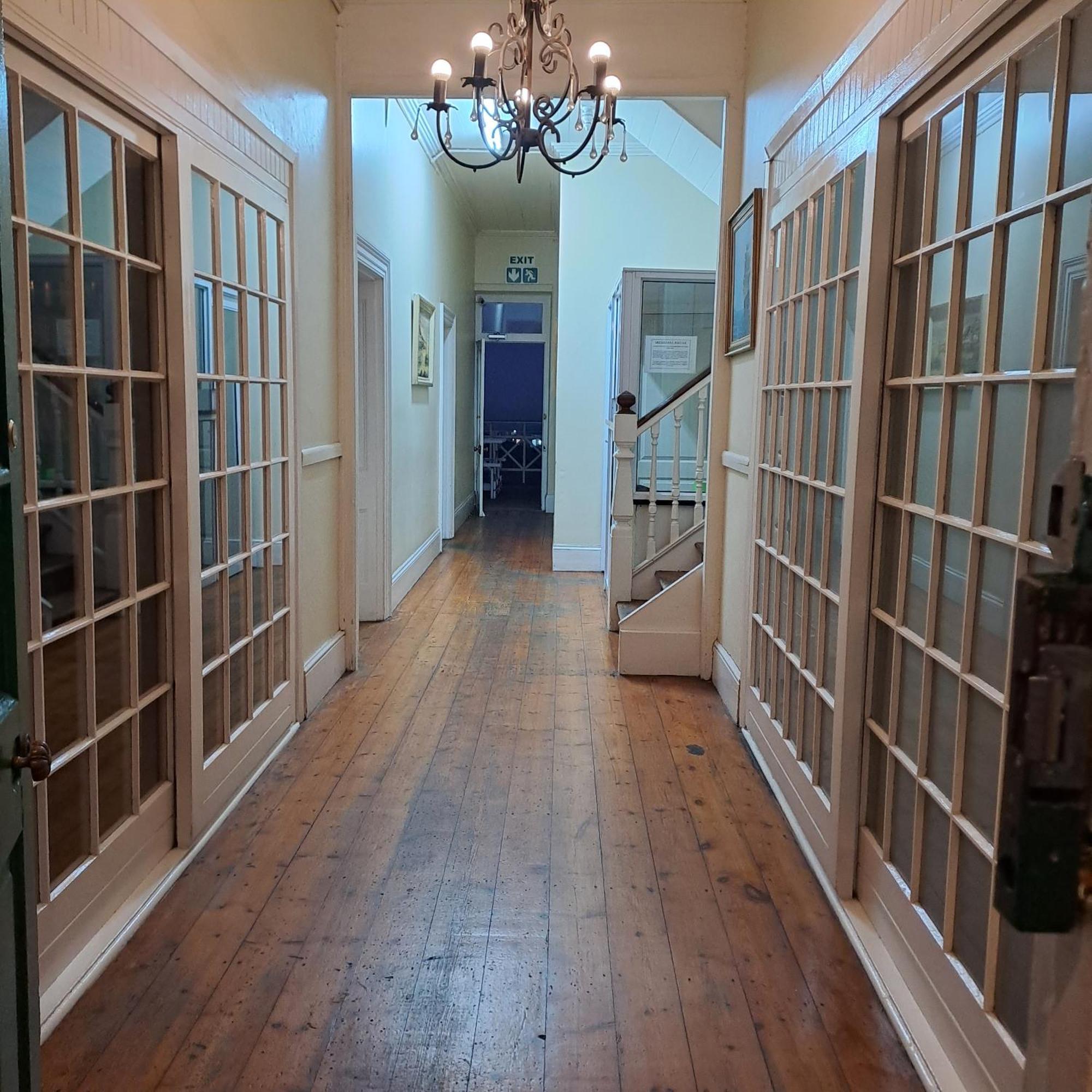 Green Door Guesthouse موسيلباي المظهر الخارجي الصورة