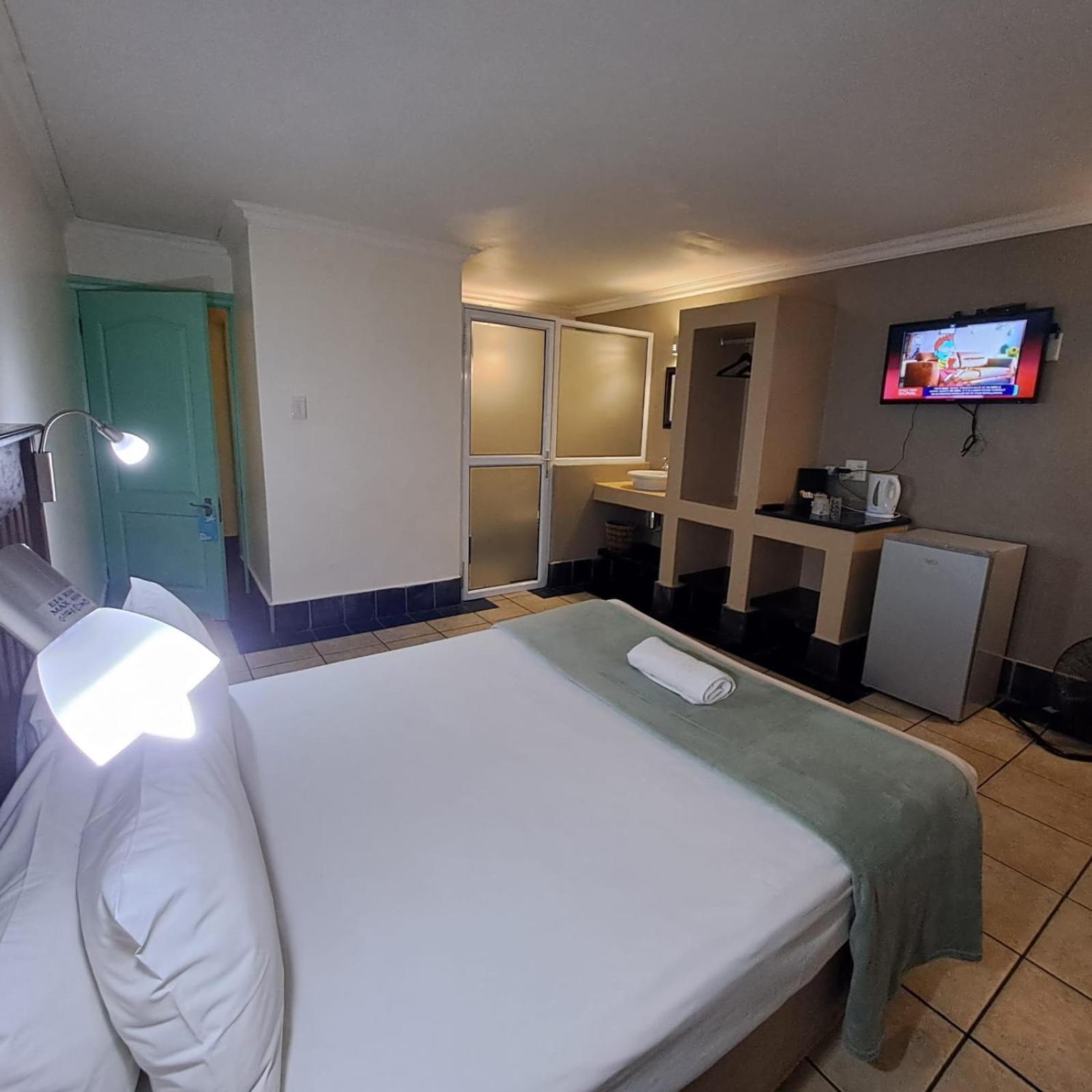 Green Door Guesthouse موسيلباي الغرفة الصورة