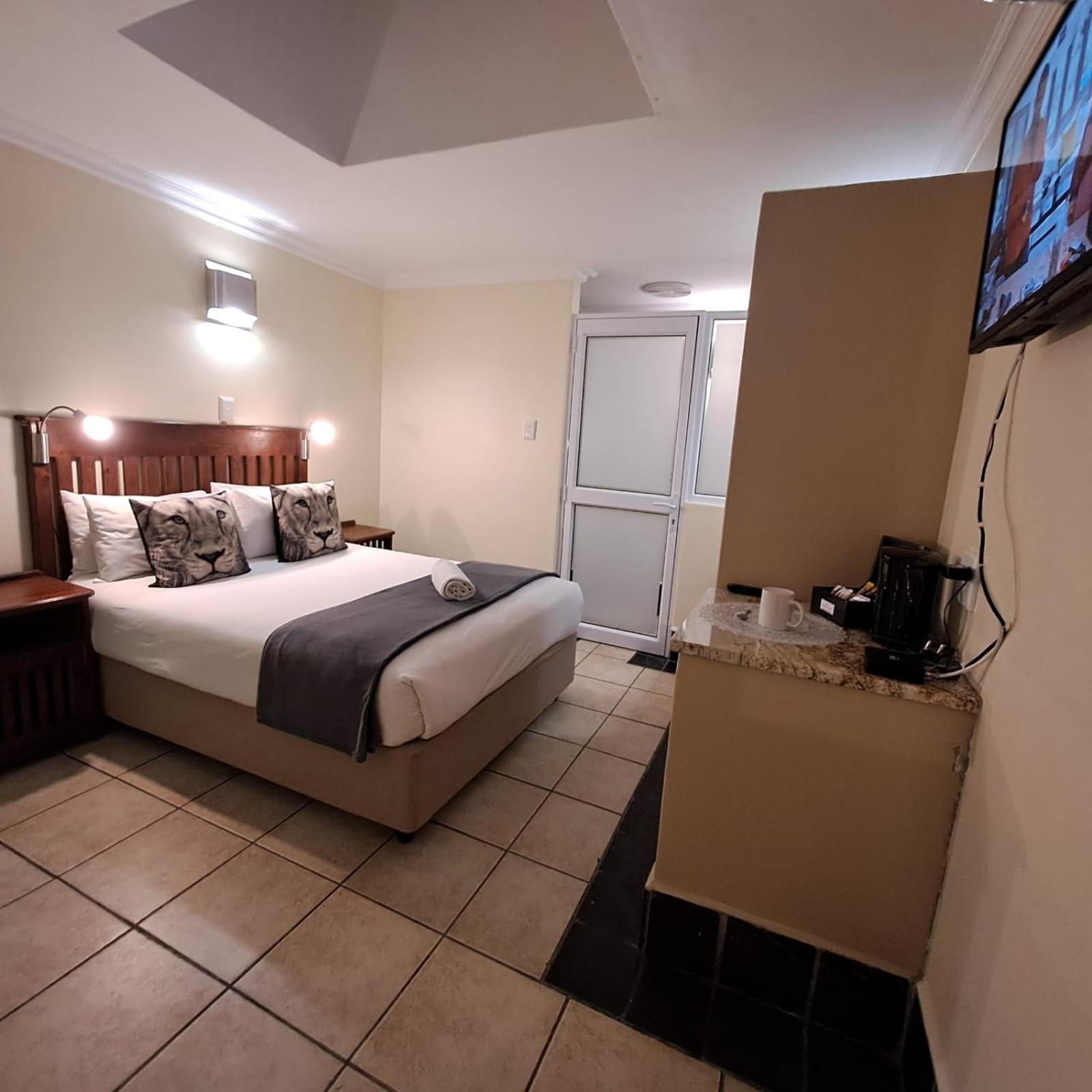 Green Door Guesthouse موسيلباي الغرفة الصورة