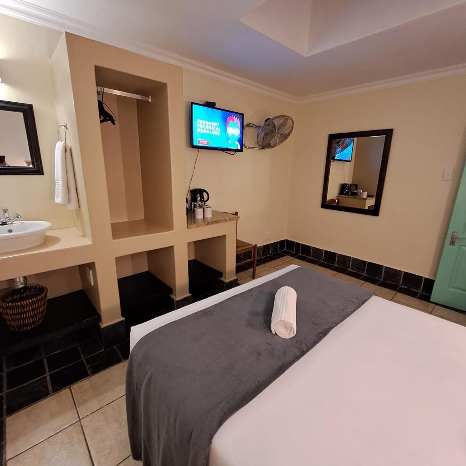 Green Door Guesthouse موسيلباي الغرفة الصورة