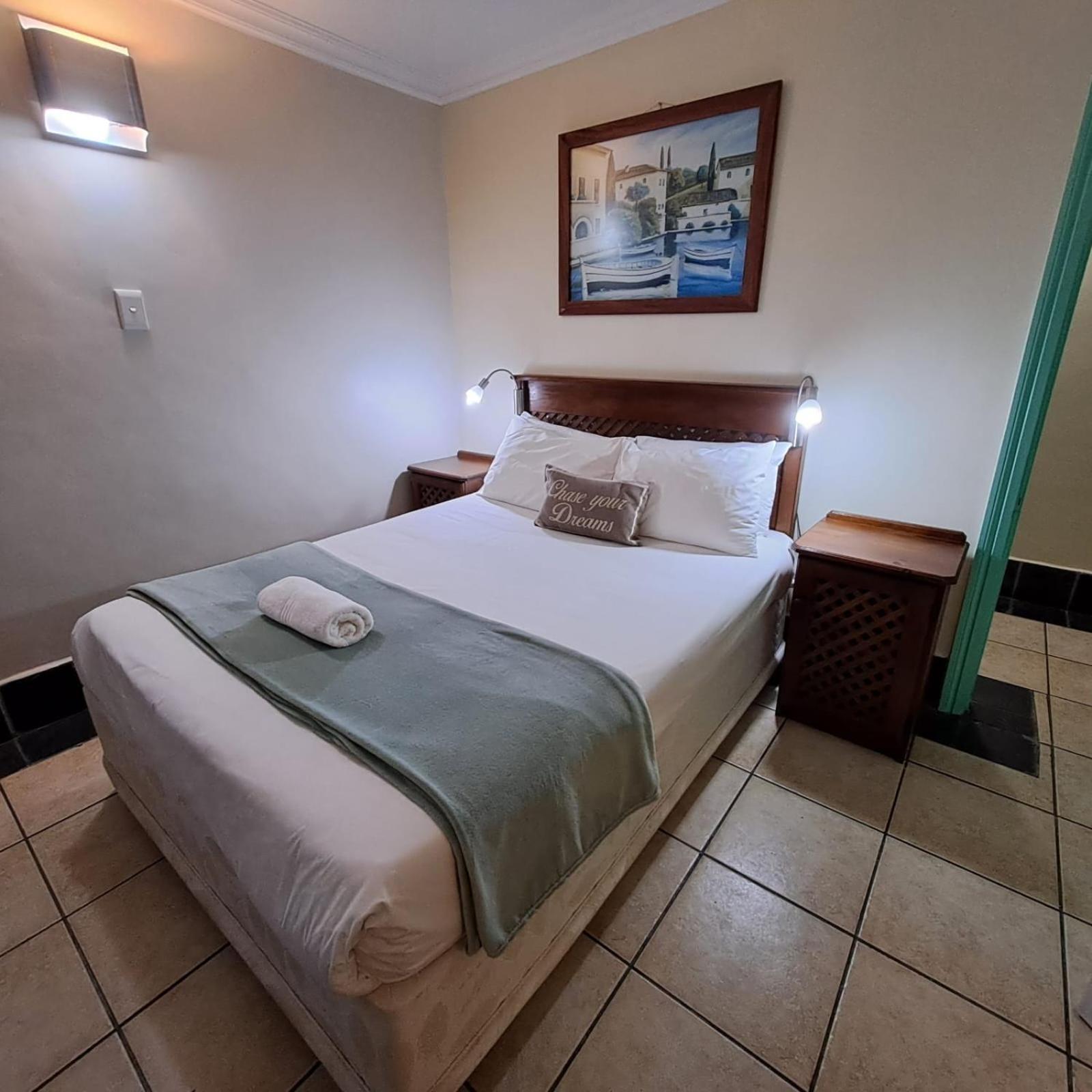 Green Door Guesthouse موسيلباي الغرفة الصورة