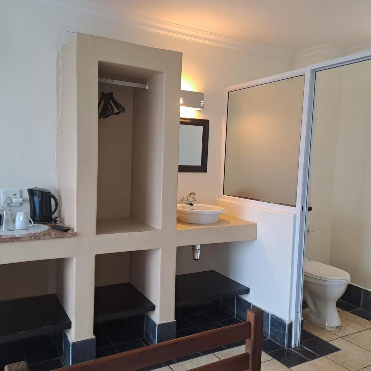 Green Door Guesthouse موسيلباي الغرفة الصورة