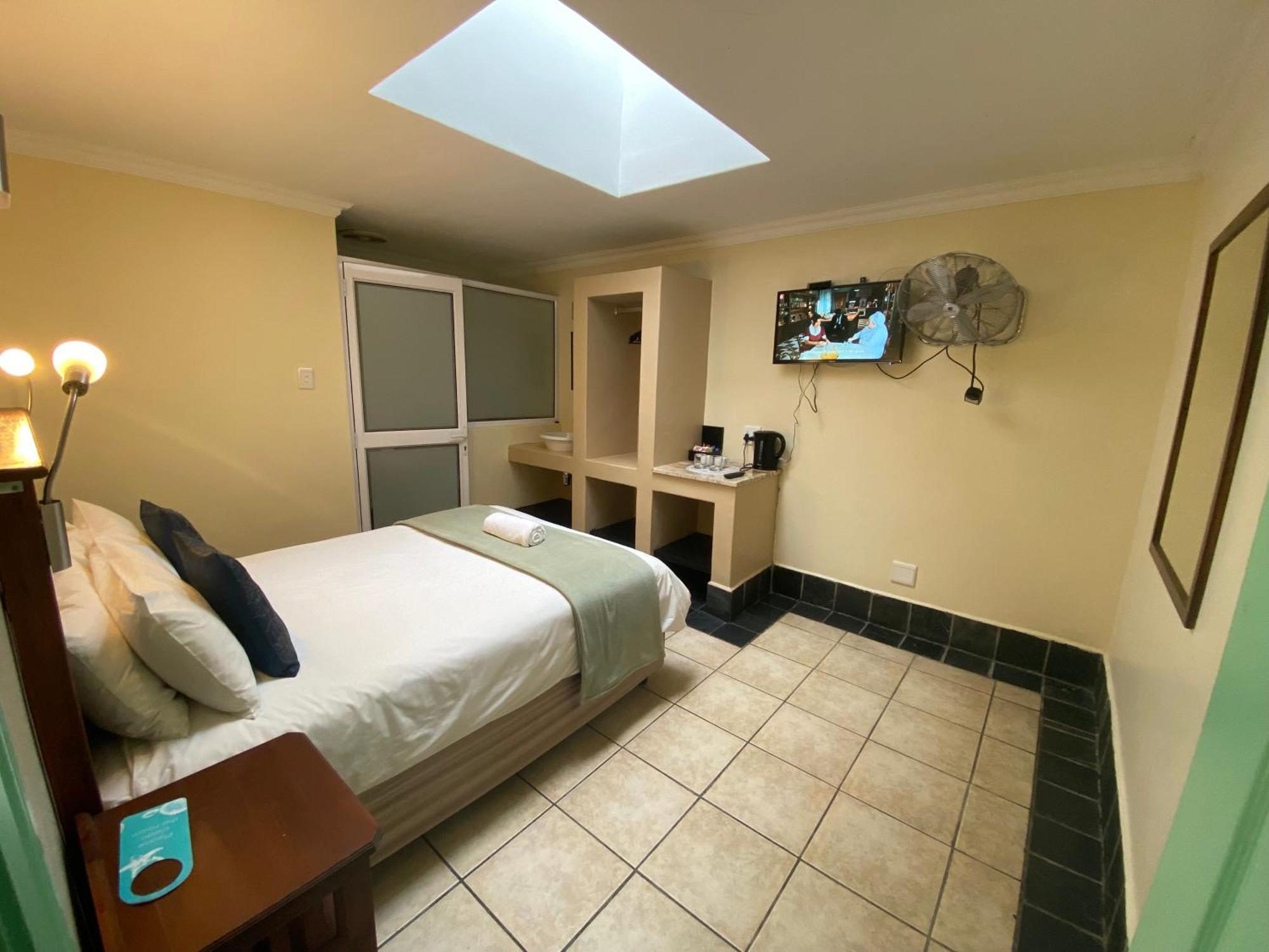 Green Door Guesthouse موسيلباي الغرفة الصورة