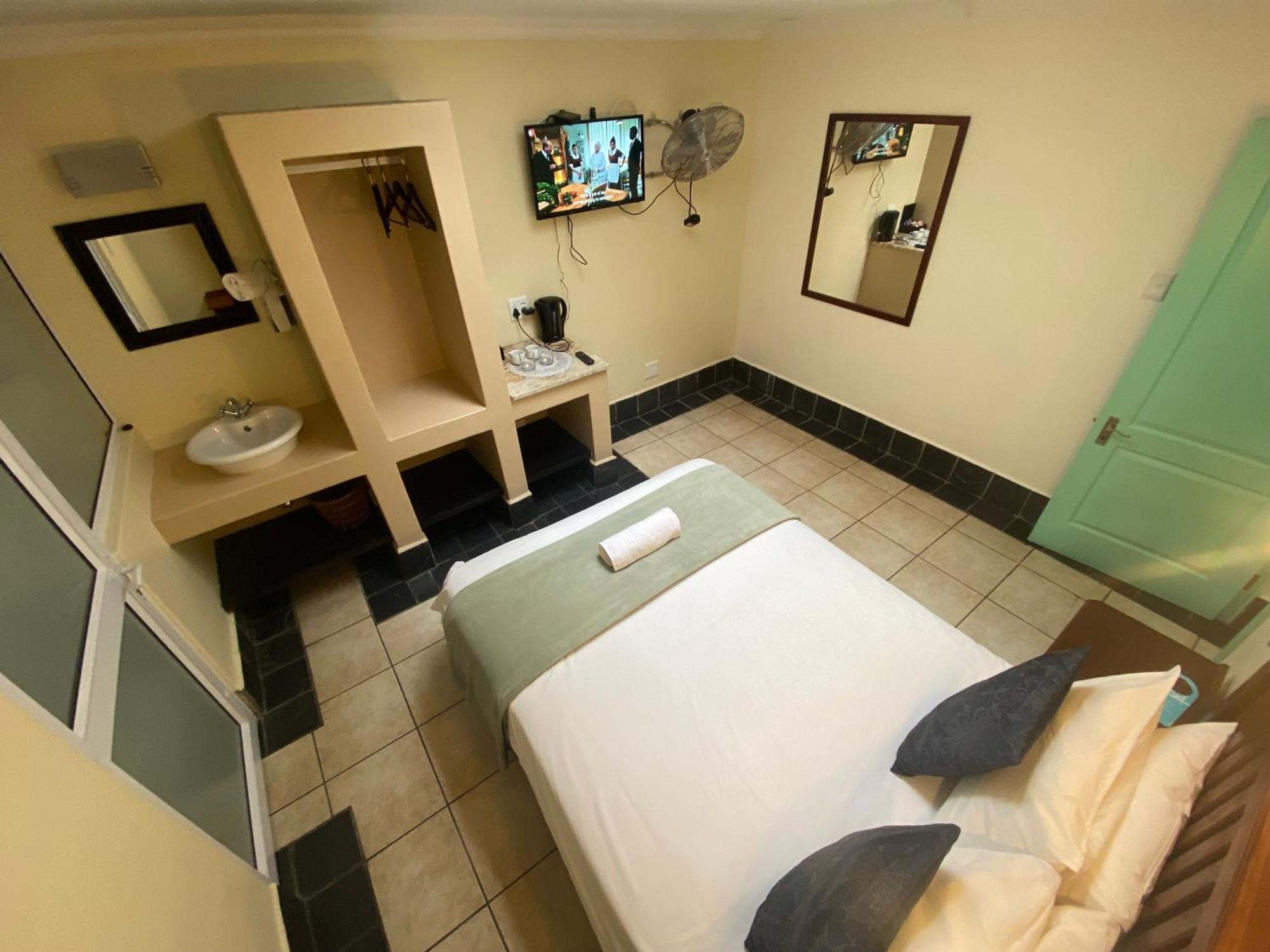 Green Door Guesthouse موسيلباي الغرفة الصورة