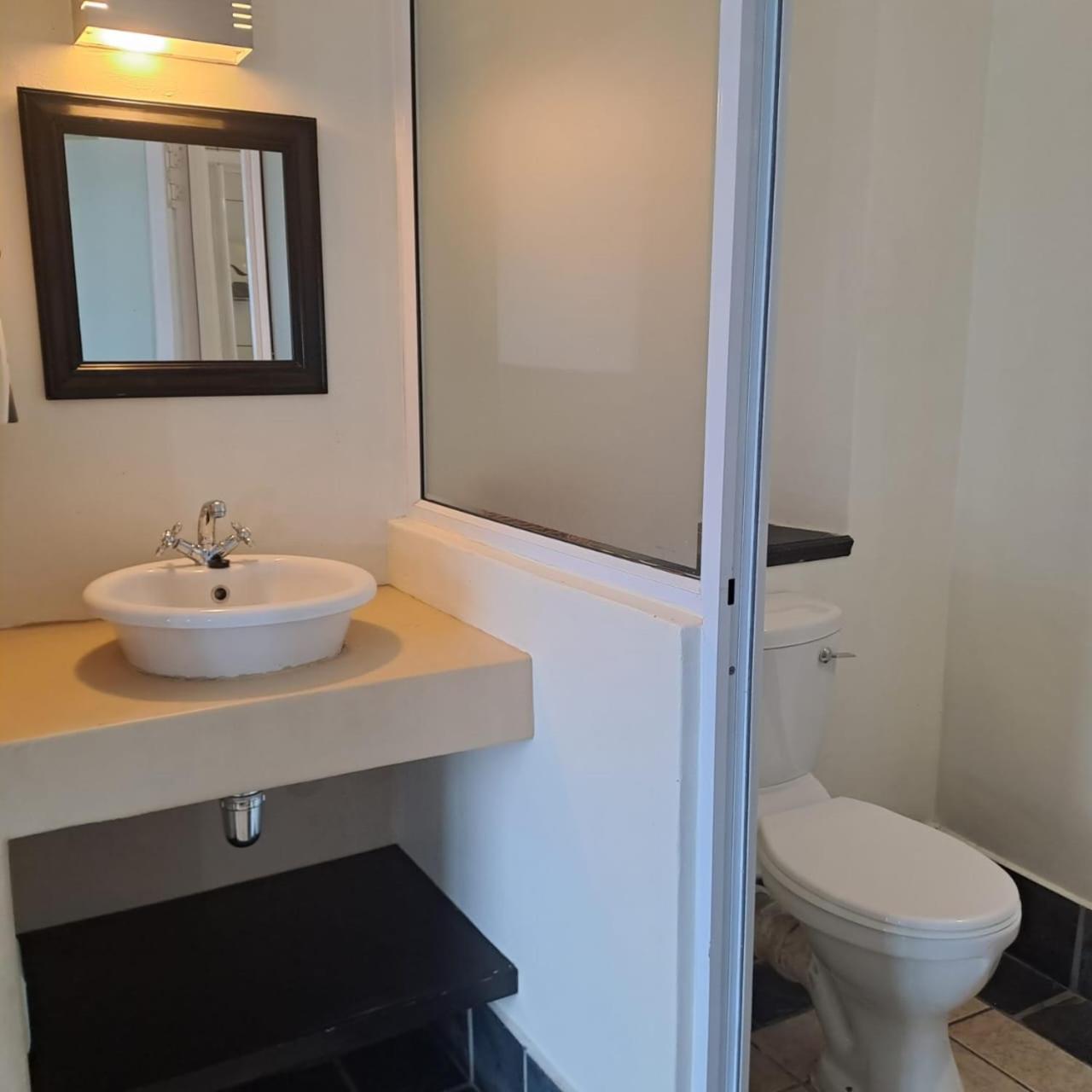 Green Door Guesthouse موسيلباي الغرفة الصورة