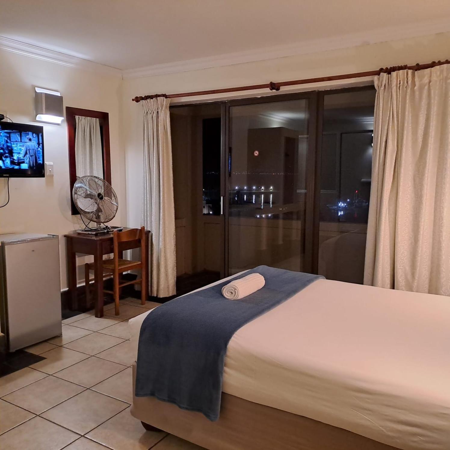 Green Door Guesthouse موسيلباي الغرفة الصورة